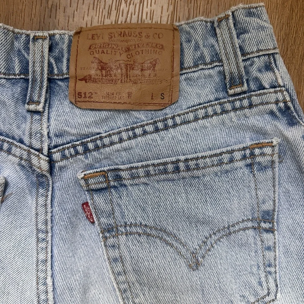 Vintage Women's Levi's 512 Cut-Off Light Wash Denim Shorts‎ Size 7